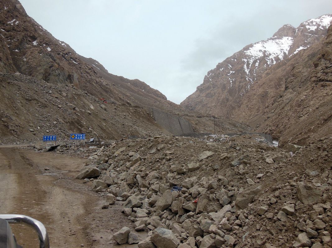 24 Construction On The Road Between The Akmeqit And Chiragsaldi Passes On Highway 219 On The Way To Mazur And Yilik